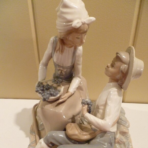 Nao by Lladro Vintage 1977 Figurine 'Chattering' #199 Boy and Girl Eating Grapes - Picture 13 of 16